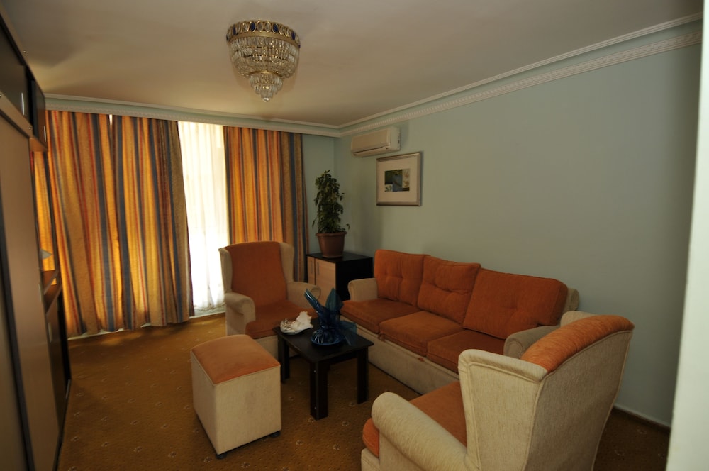 First Class Hotel 24/34