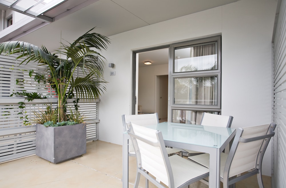 Sea Spray Suites 17/61