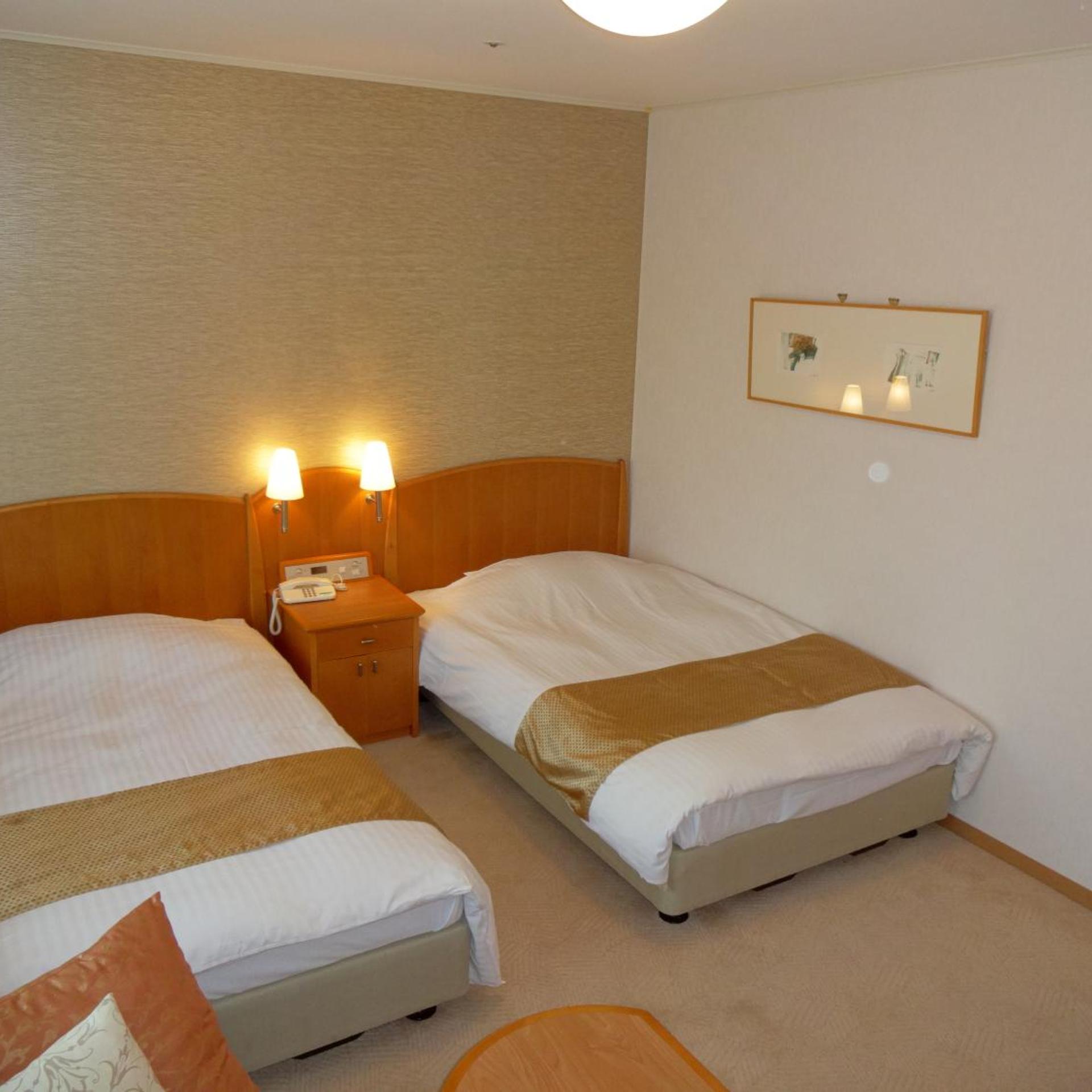 ROOM, TWIN BEDS