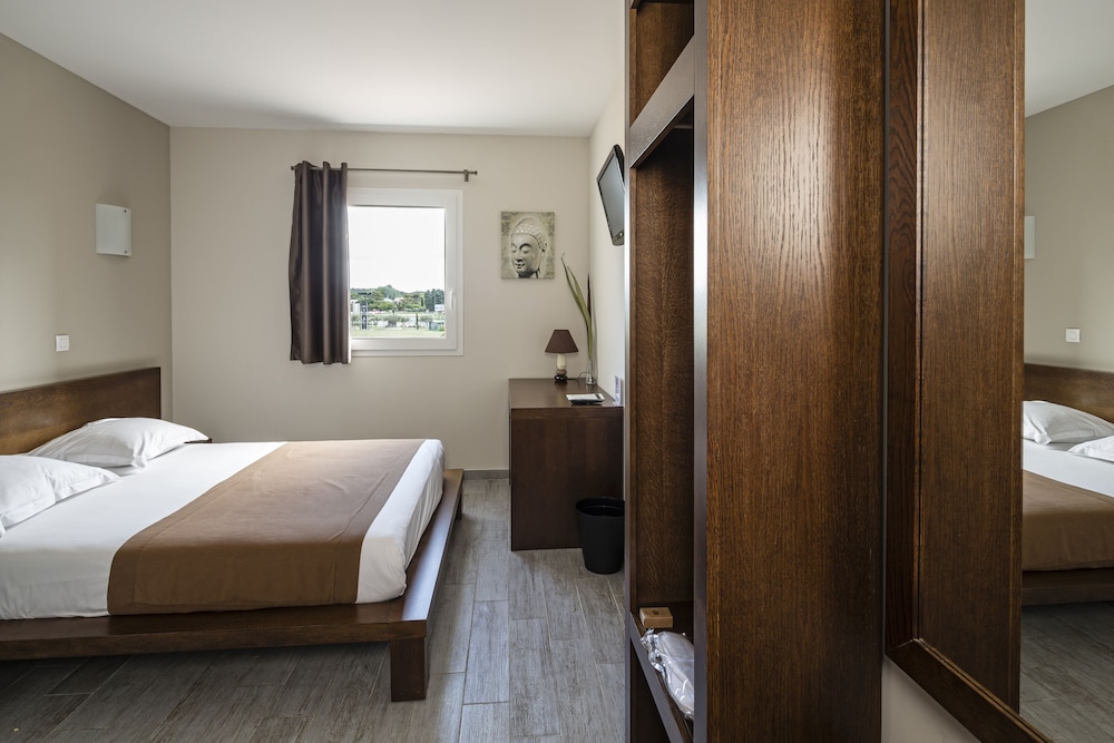 INTER HOTEL LE YA'TIS 8/48