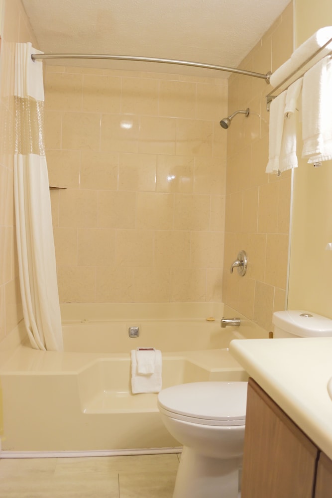 Great Lakes Inn and Suites 43/45