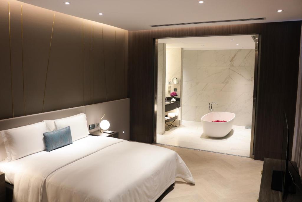 2 Bedrooms, Suite, King Bed