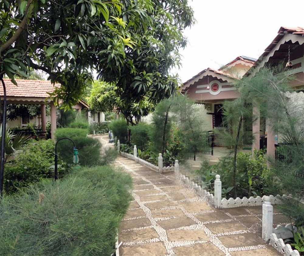 SAAVAJ RESORT 28/36
