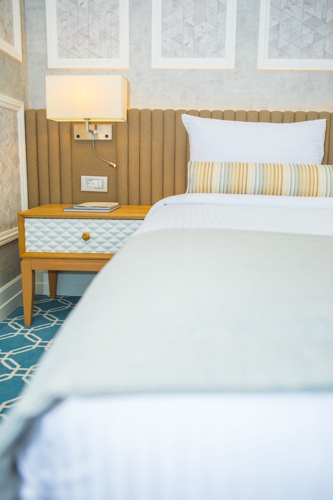 Promenade Hotel 25/50
