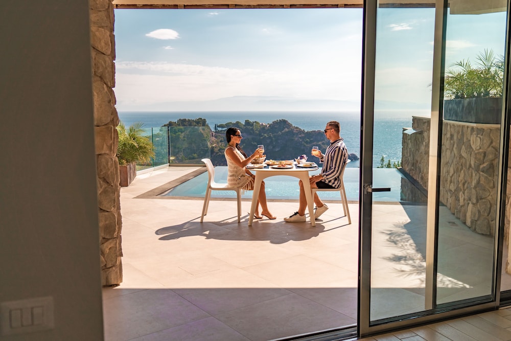 Isola Bella Infinity Suites 25/50