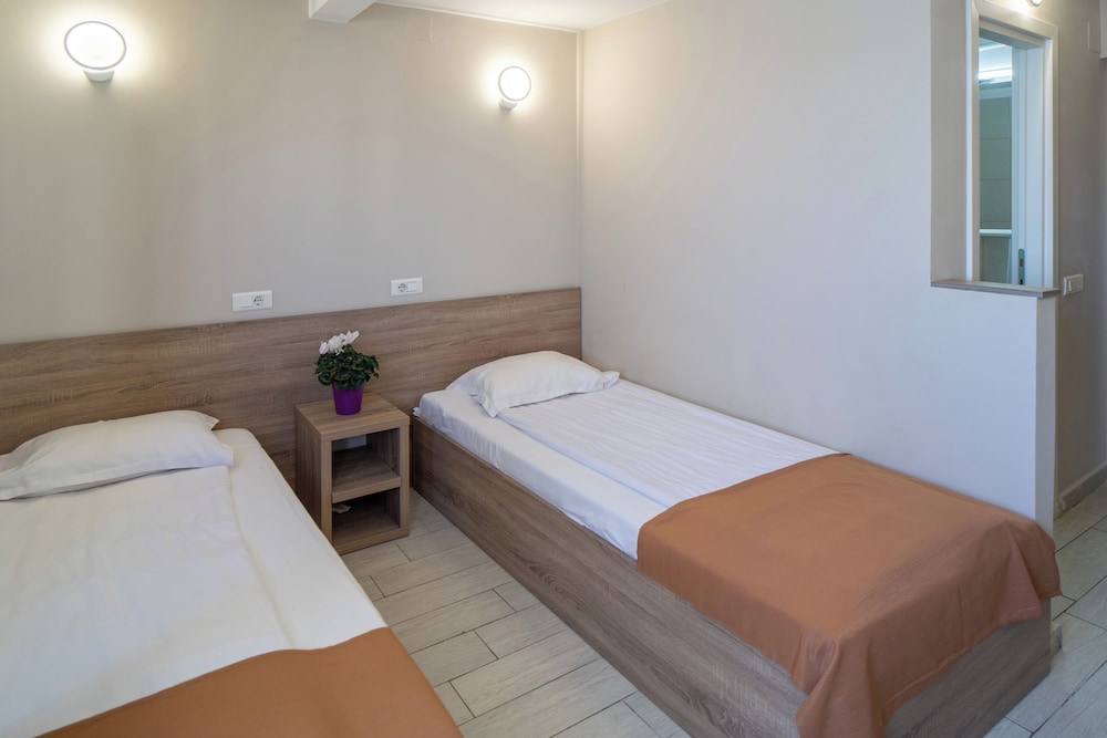 1 BEDROOM, BASIC, TWIN BEDS
