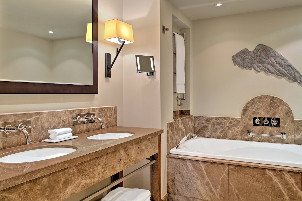 Deluxe, King Bed, Augustine Hotel Prague 9/10