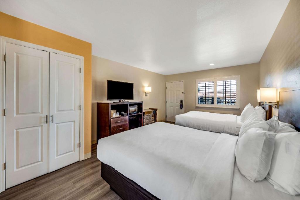 EFFICIENCY, 2 QUEEN BEDS