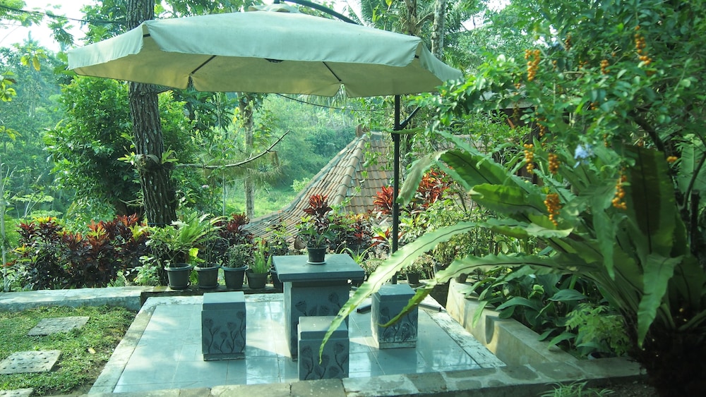 The Riverside Javanese Cottages 42/45