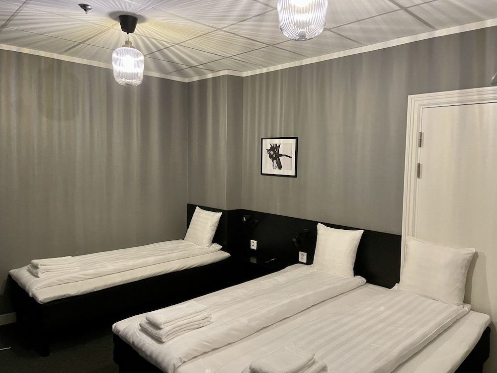 ROOM, TRIPLE, NO WINDOW