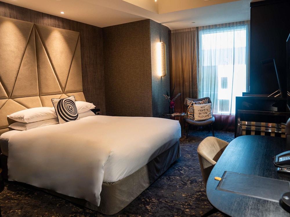 Collection, King Bed, Accessible