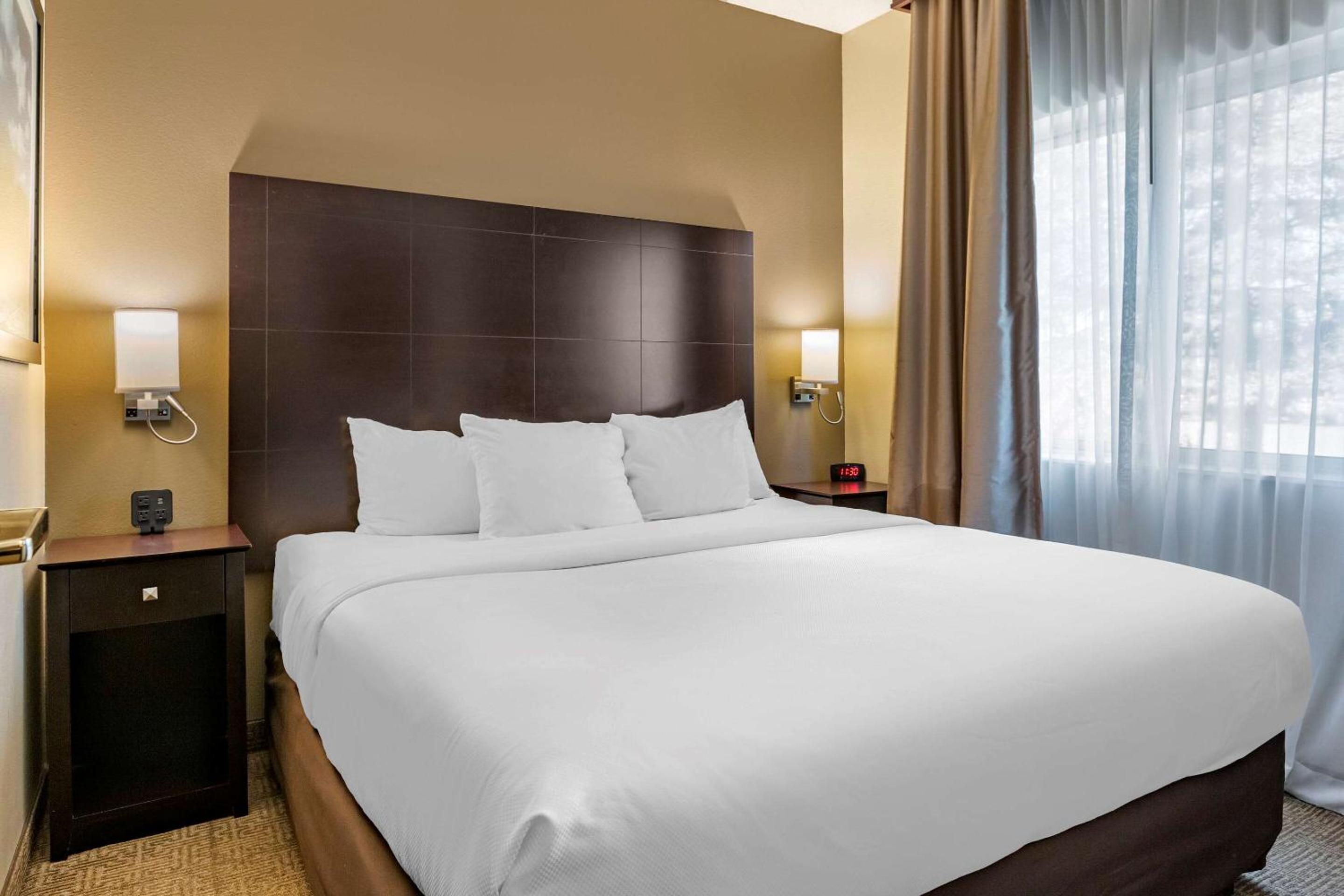 Efficiency, Suite, Queen Bed, Accessible