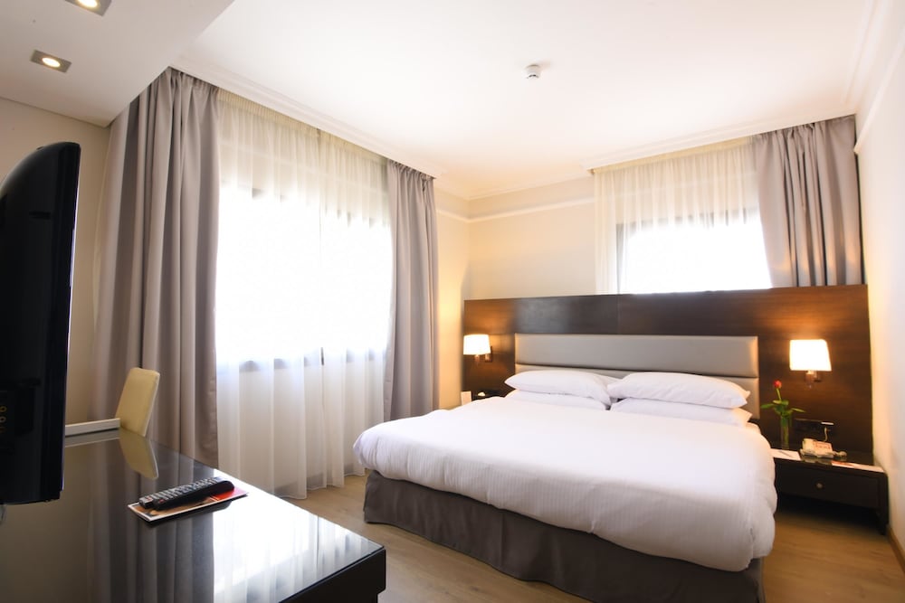 SUITE, KING BED