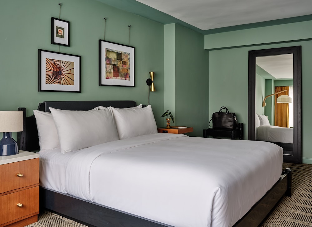 ROOM, KING BED, CORNER
