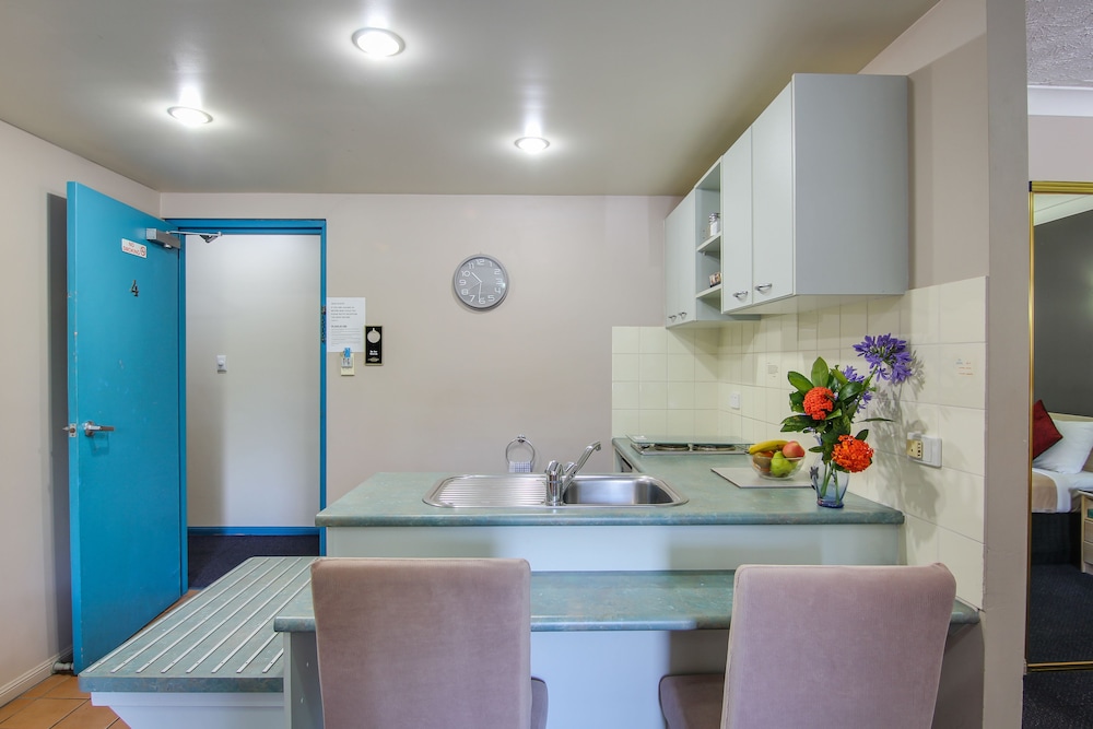 Aaa Airport Albion Manor Apartments and Motel 9/34