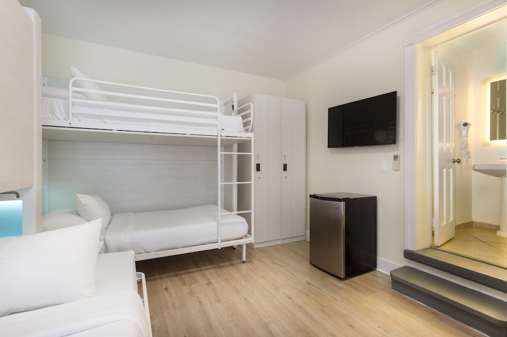 Nyah Key West Adult Only 44/65