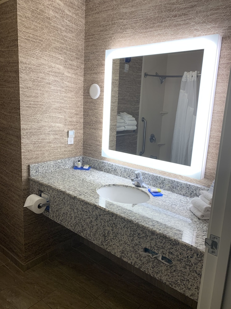 Holiday Inn Express & Suites New Martinsville 31/73