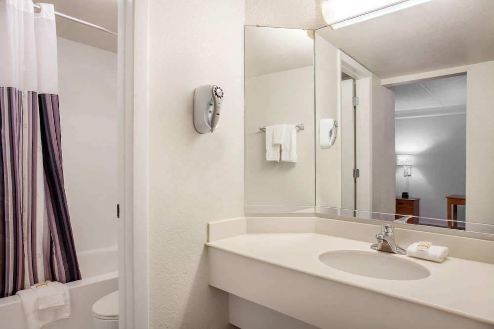 Baymont by Wyndham Fort Myers Central 8/27