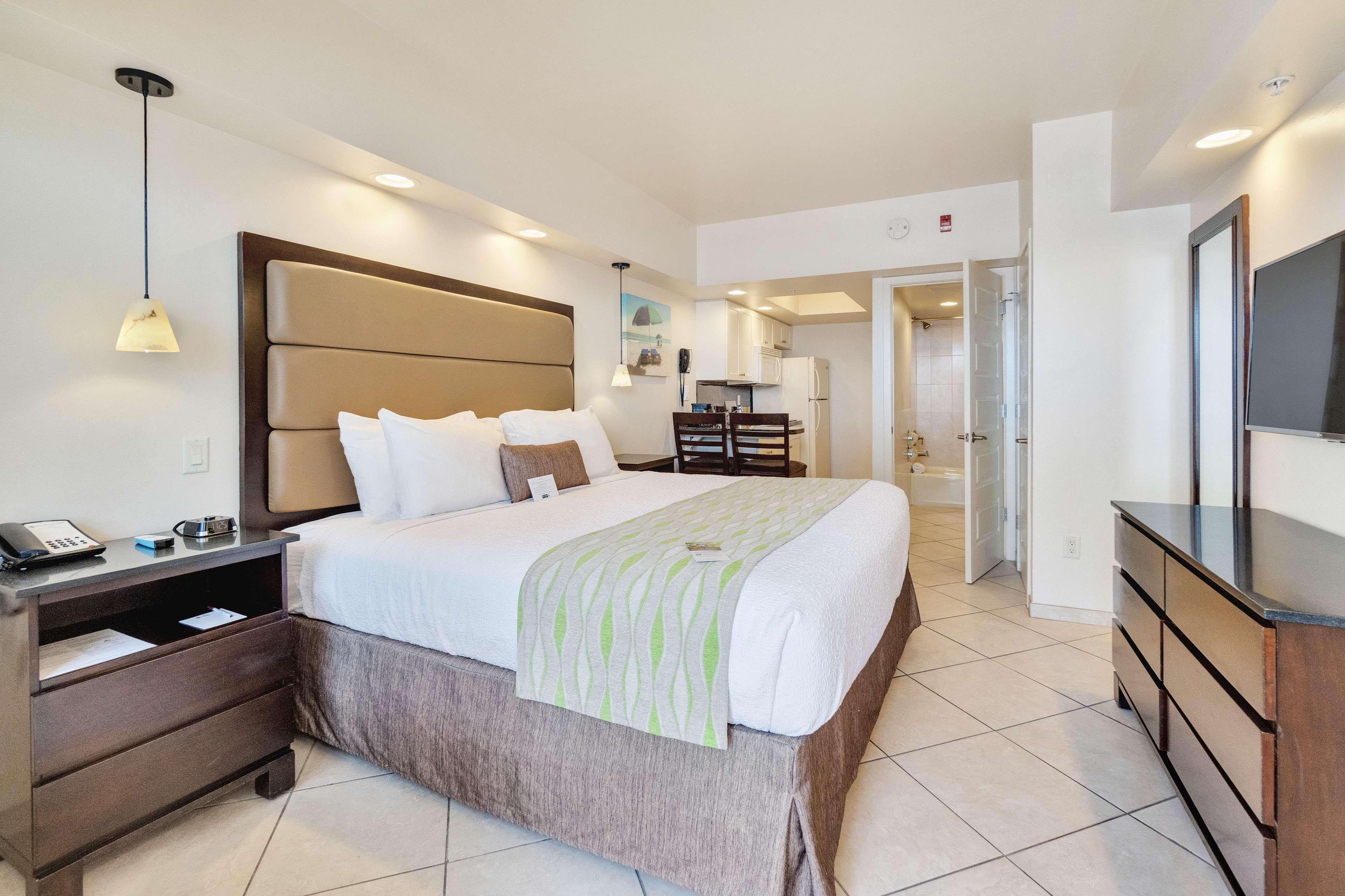 Room, King Bed, Pool Side, Kitchen, Ground Floor, Best Western Plus Beach Resort 3/6