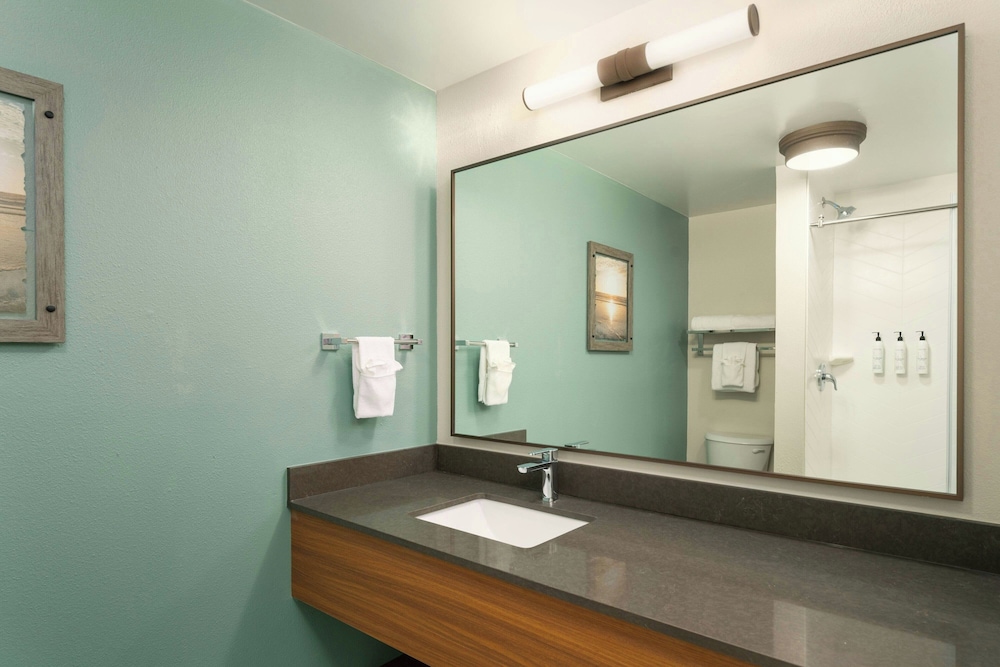 Fairfield Inn and Suites Jacksonville Beach 53/54