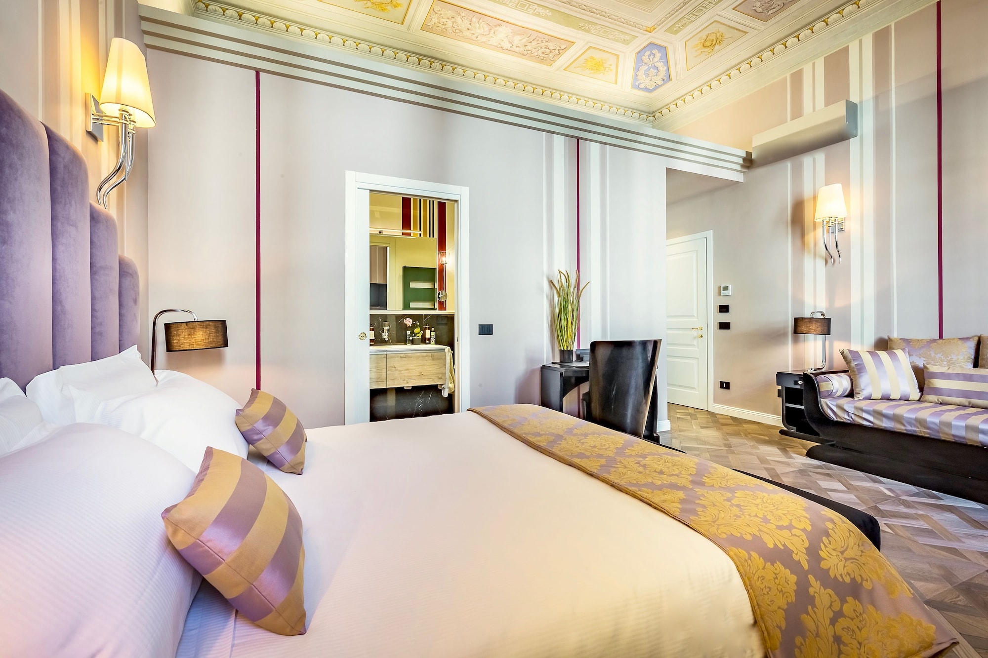 EXECUTIVE, SUITE, KING BED, SOFA