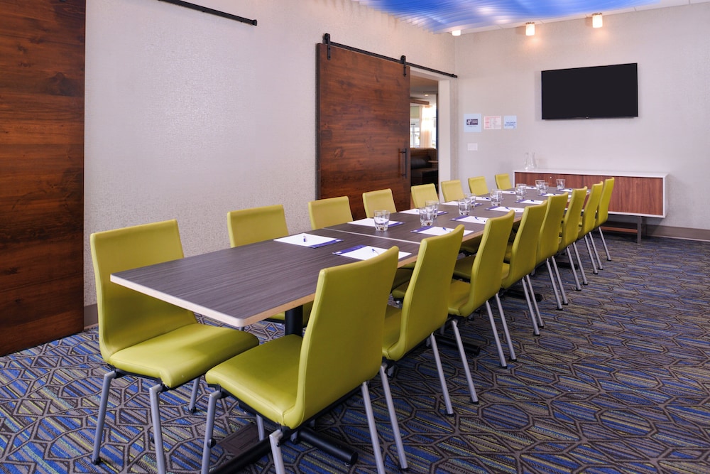 Holiday Inn Express and Suites - Mall of America - MSP Airport 55/68