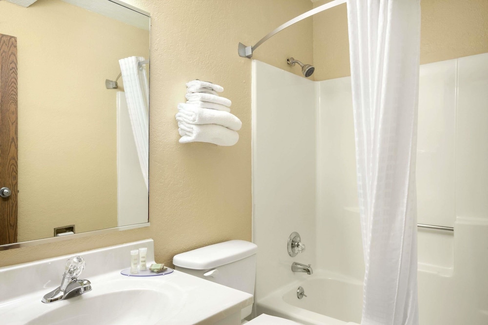 Super 8 by Wyndham Fairview Heights-St. Louis 6/25