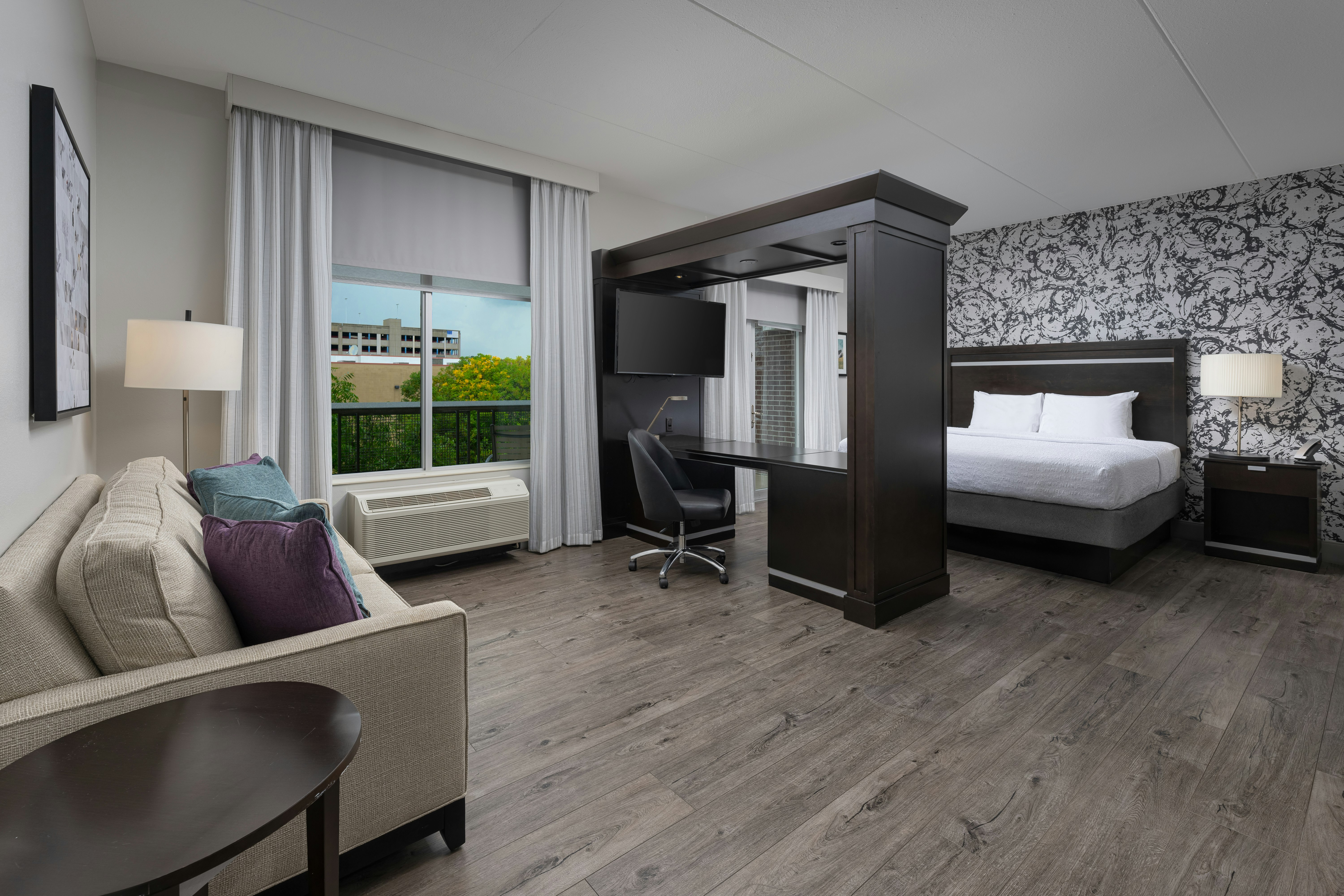 STUDIO, SUITE, KING BED