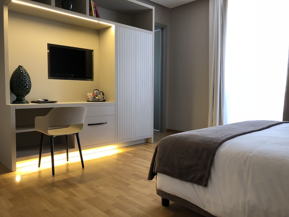 200 Rooms And Terrace 24/54