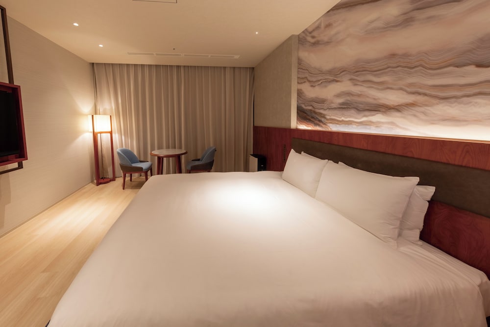 SUPERIOR, DOUBLE BED, LOUNGE ACCESS
