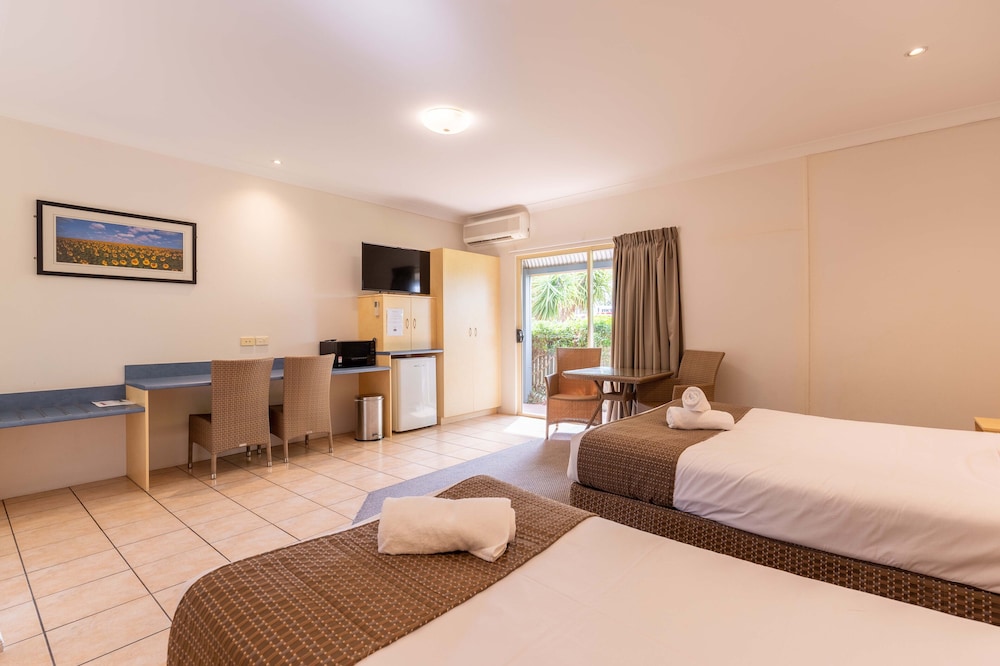 Midlander Motor Inn 13/66