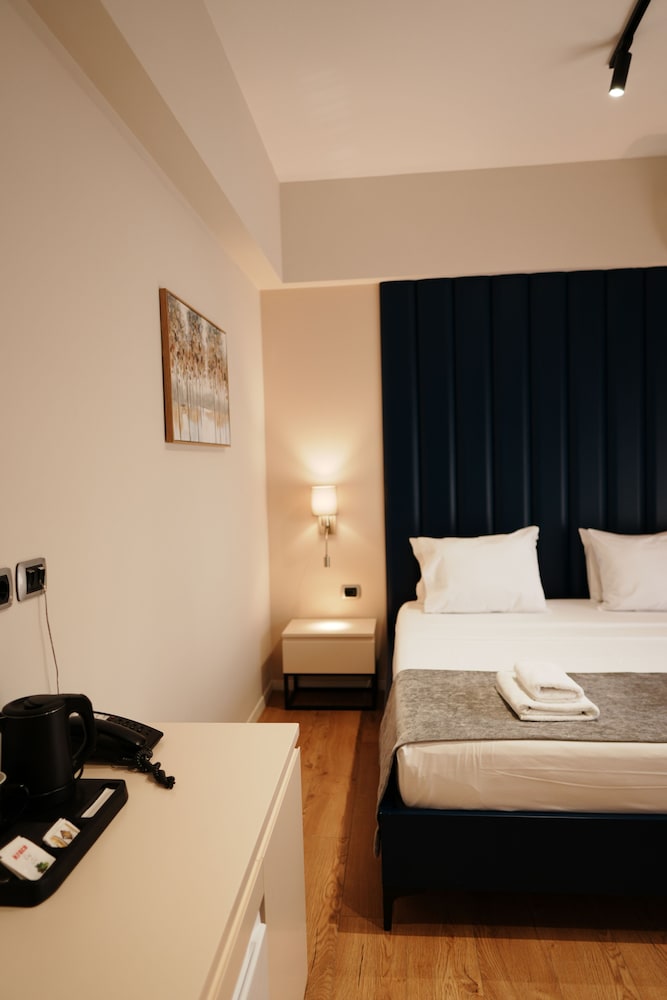 Room, Queen Bed, Balcony