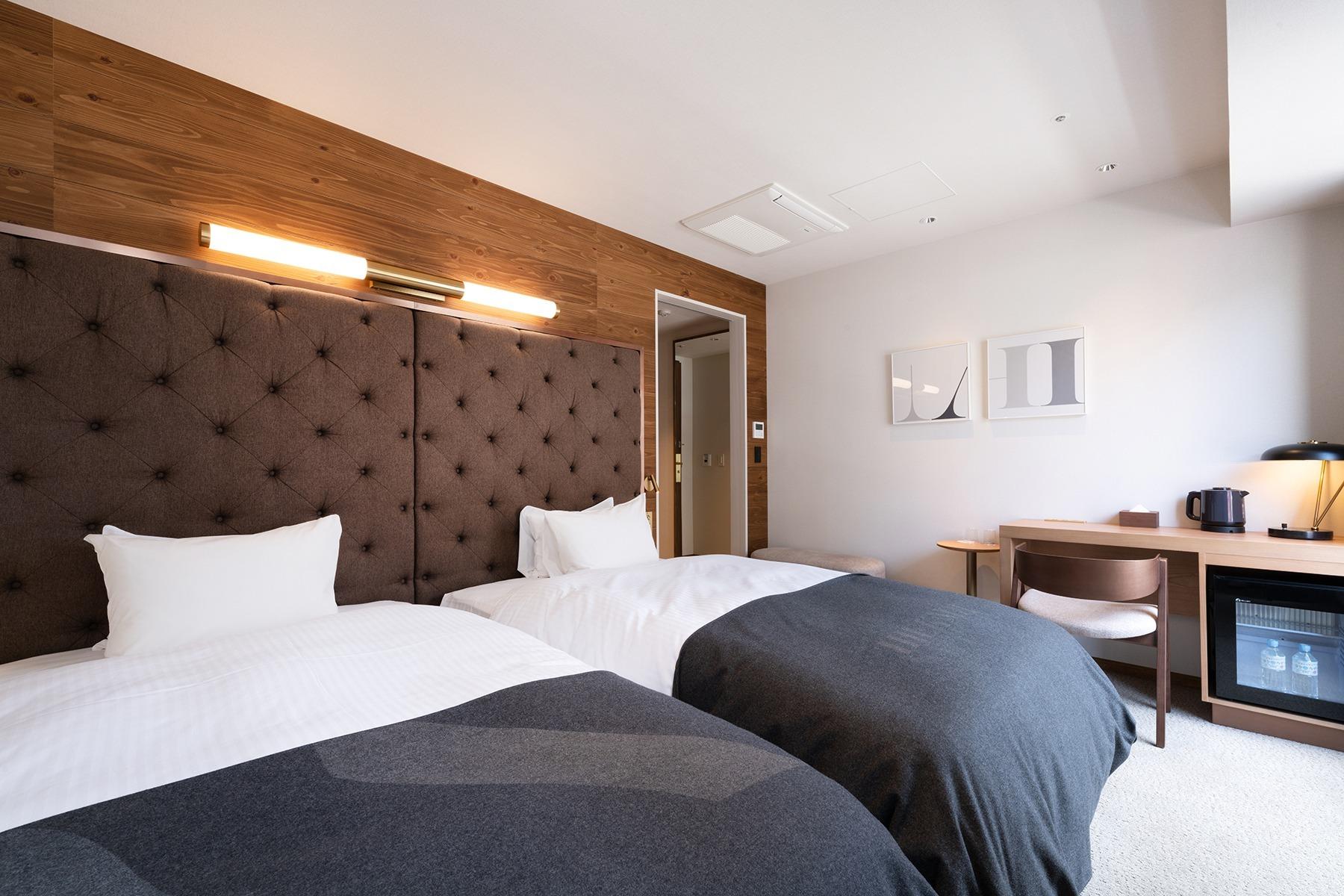 Superior, Twin Beds, City View, Train Street View