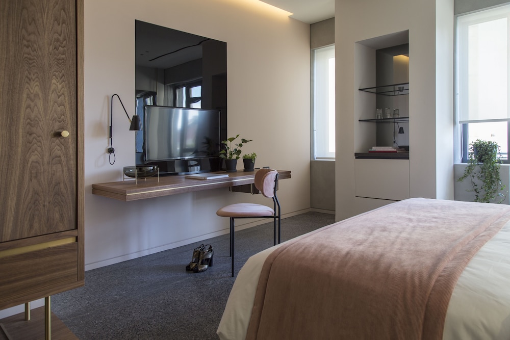 Perianth Hotel 32/61