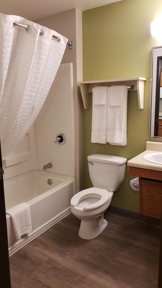 WoodSpring Suites Kansas City Mission 22/36