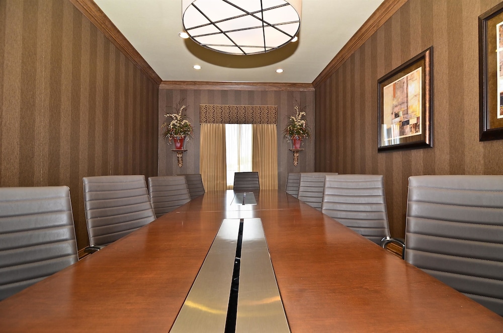 Best Western Plus Christopher Inn & Suites 21/32