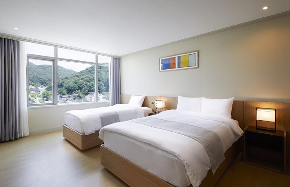 SUITE, TWIN BEDS, CITY VIEW