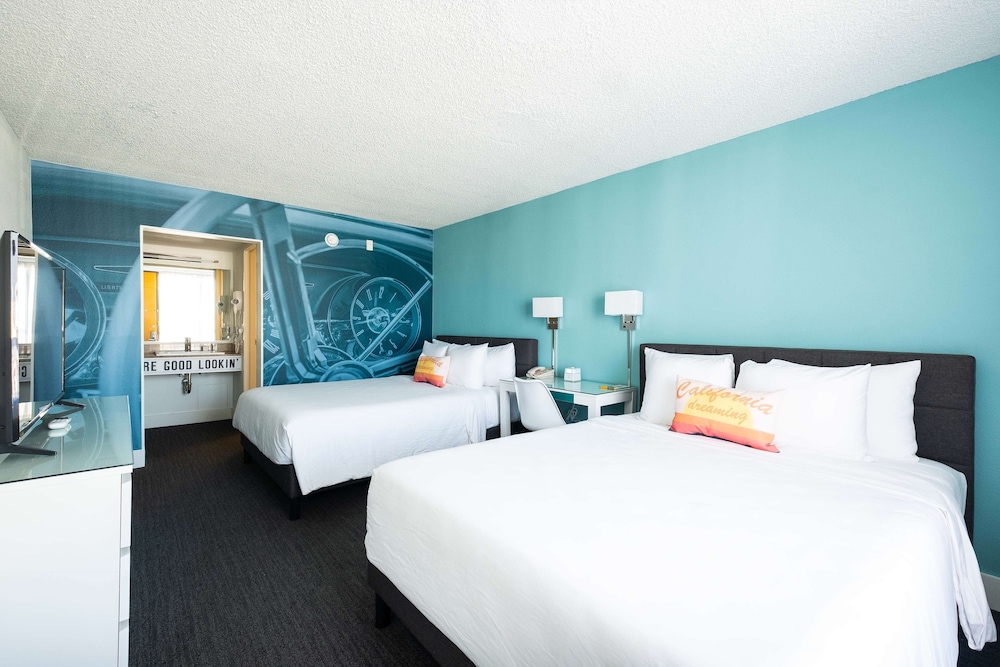 PLUS, 2 QUEEN BEDS