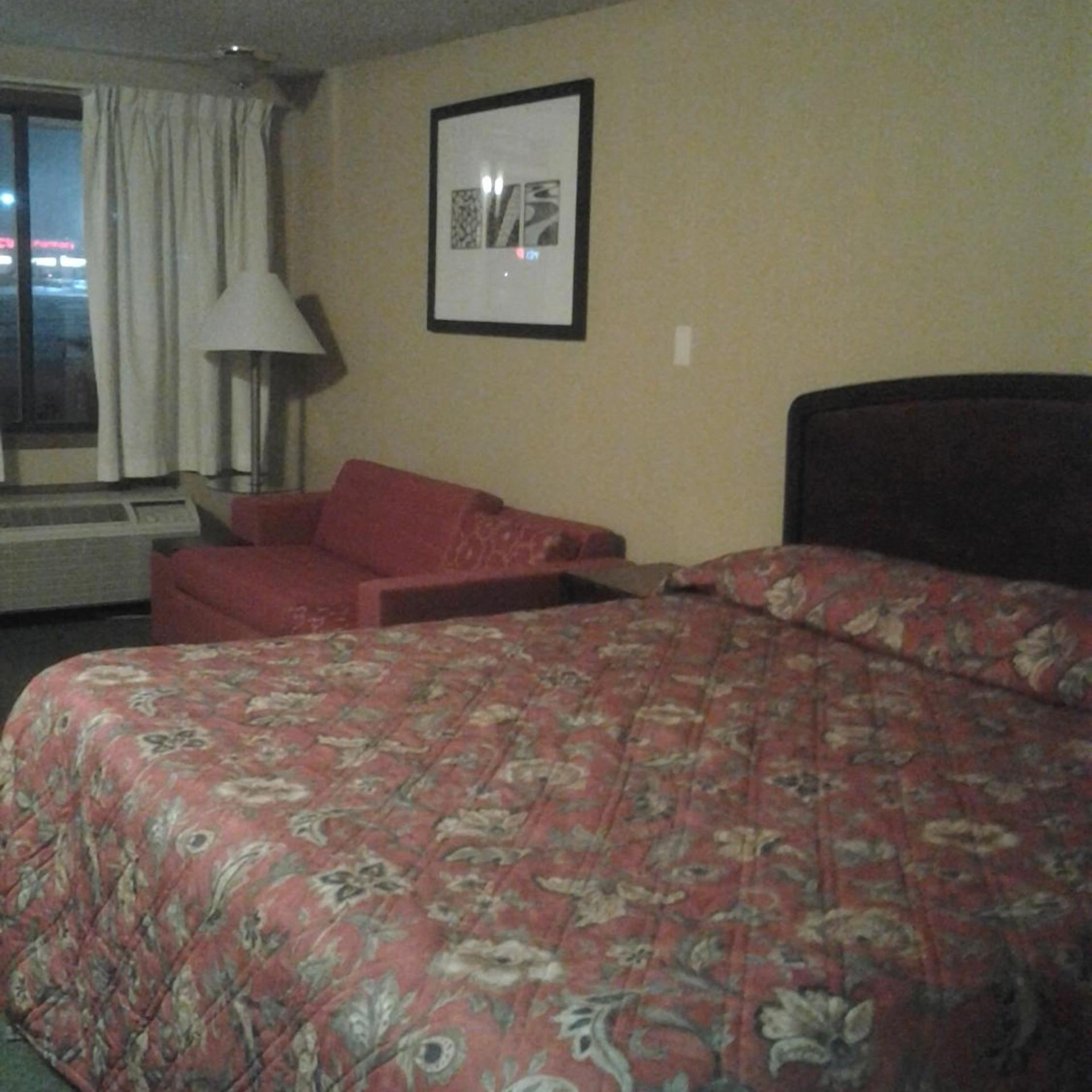 غرفة بسرير مزدوج
