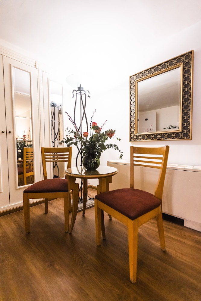 The Liwan Hotel 33/38