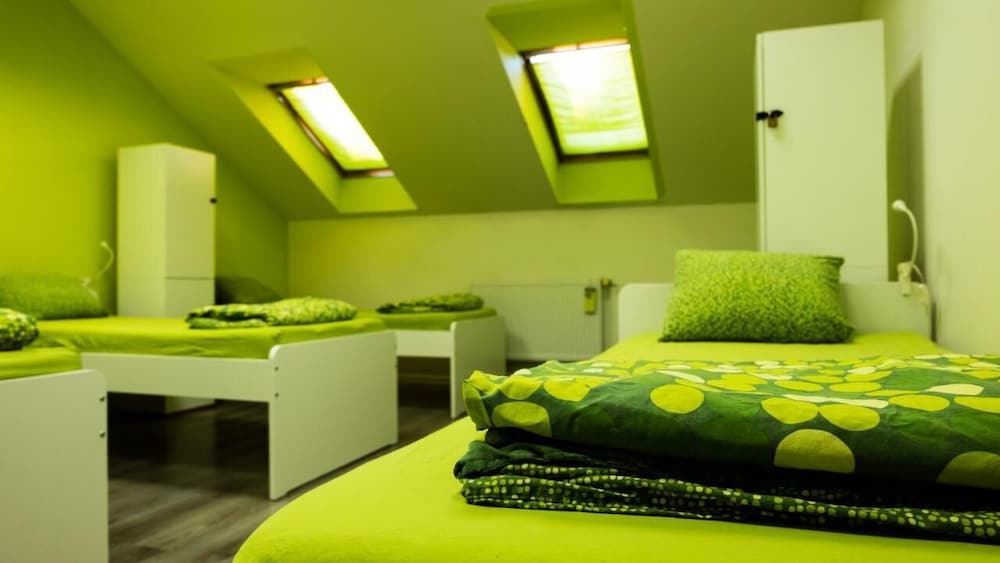 Nitra Glycerin Hostel 7/35