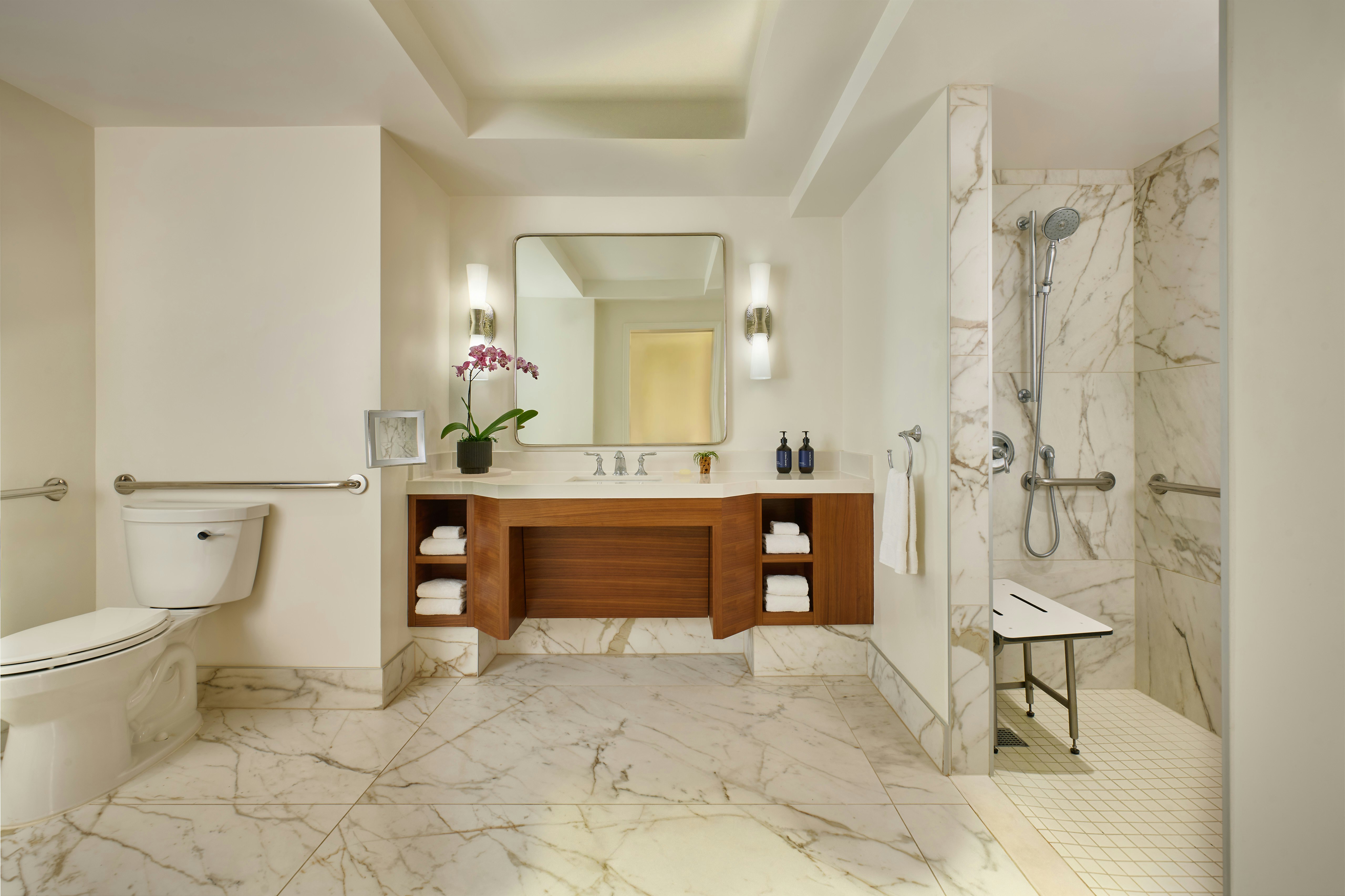 غرفة بسرير كينج بإطلالة على البحر لذوي الإعاقة، Grand Wailea Maui, A Waldorf Astoria Resort 2/2
