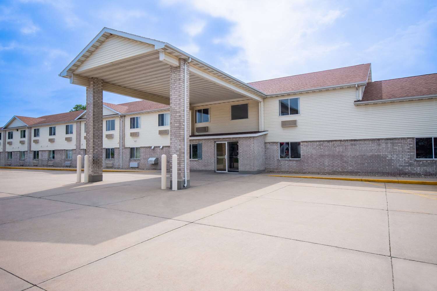 Days Inn by Wyndham Evansdale Waterloo 32/40