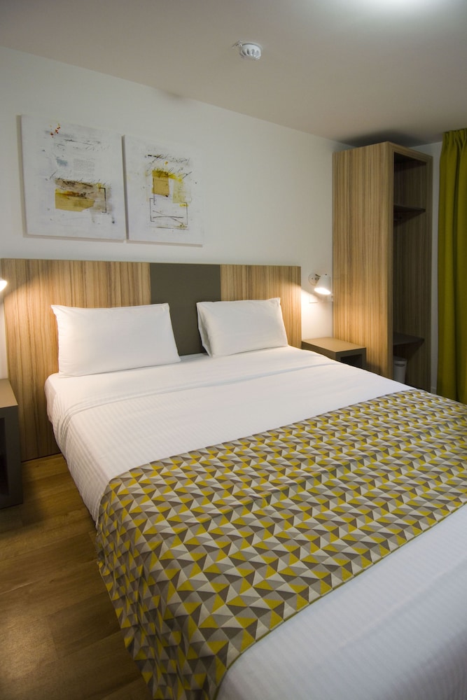 Hotel Lodge In Paris 13 15/50