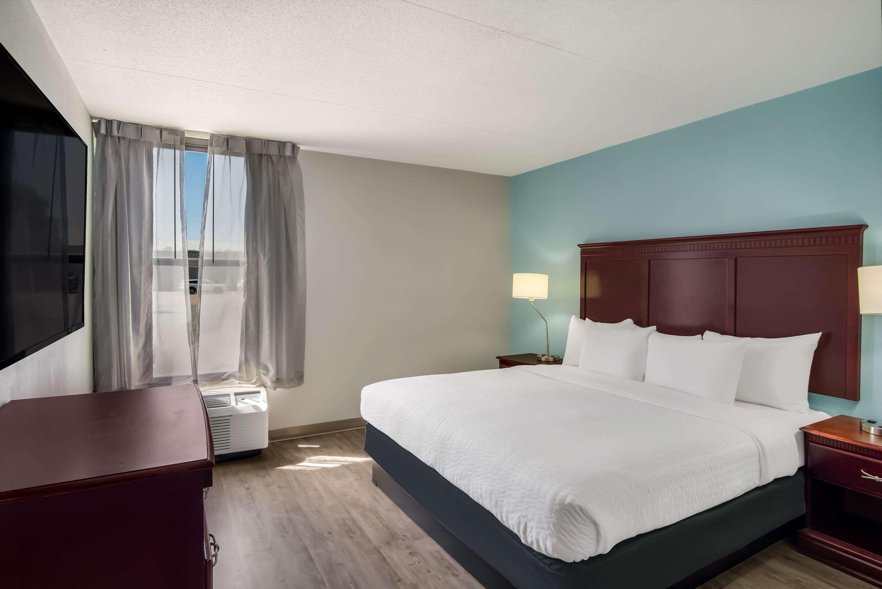 EFFICIENCY, SUITE, KING BED