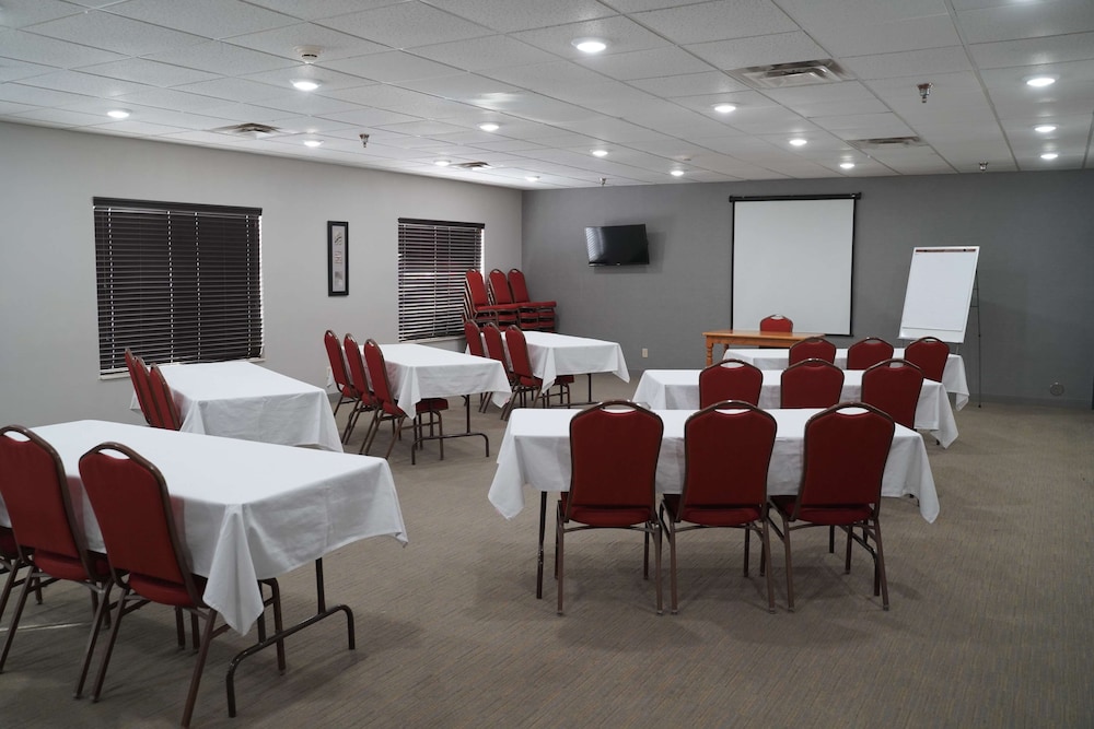 Country Inn & Suites by Radisson, Watertown, SD 19/21