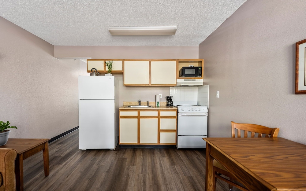 Affordable Suites 6/57