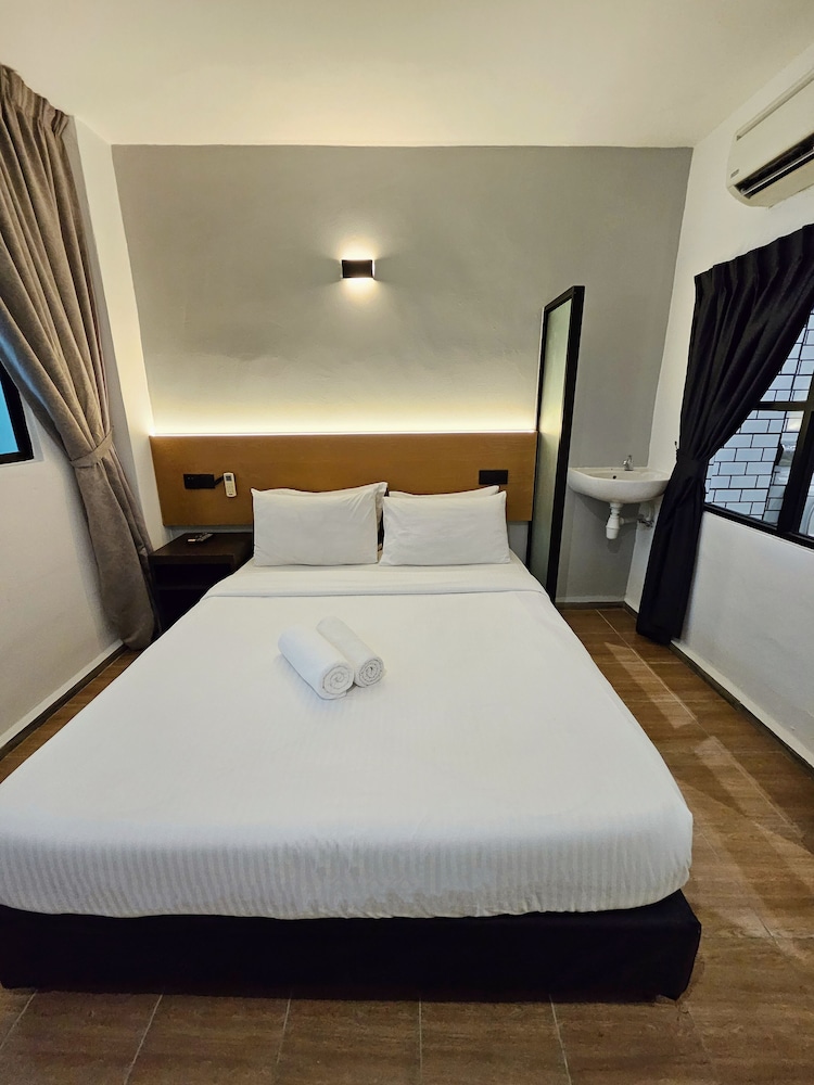 DELUXE, DOUBLE BED, BALCONY