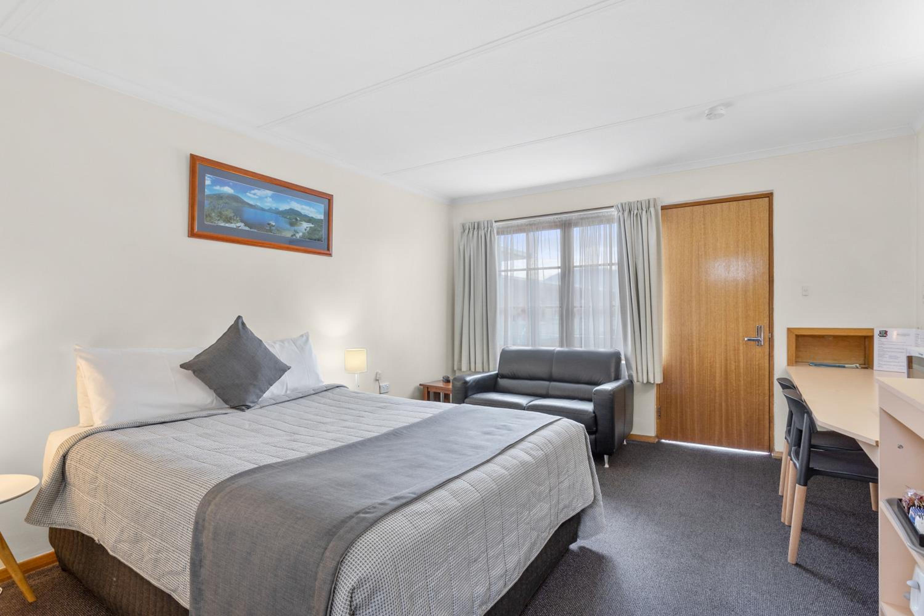STANDARD, QUEEN BED