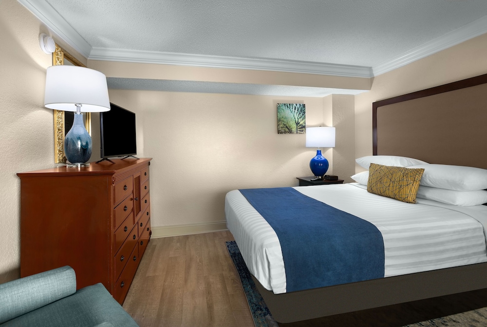 Tower, Suite, King Bed, Ocean Front، Sea Crest Oceanfront Resort 2/8